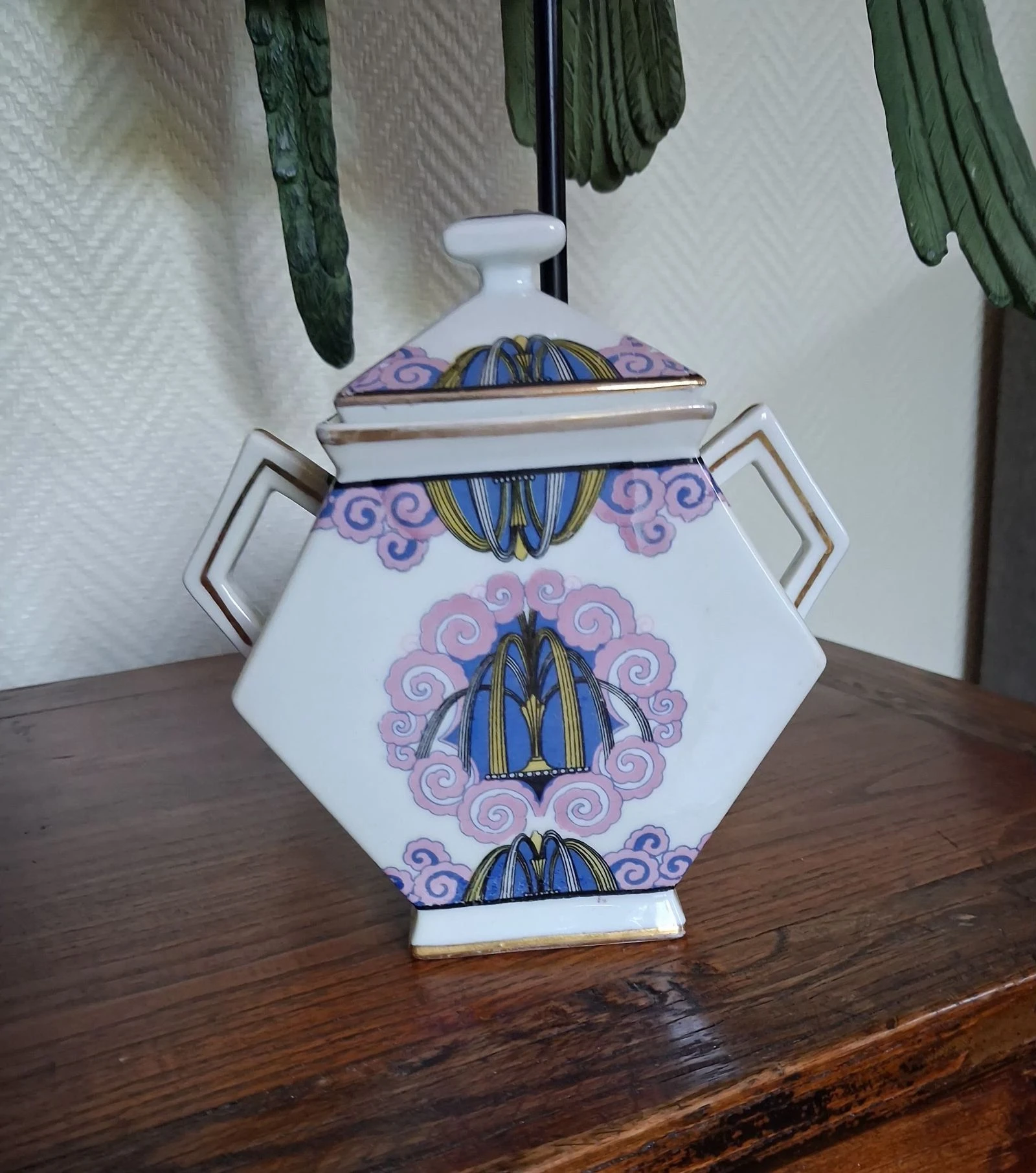 Rarissime sucrier Art Déco en porcelaine à motif fontaine stylisée – Henri Delcourt, c. 1925
